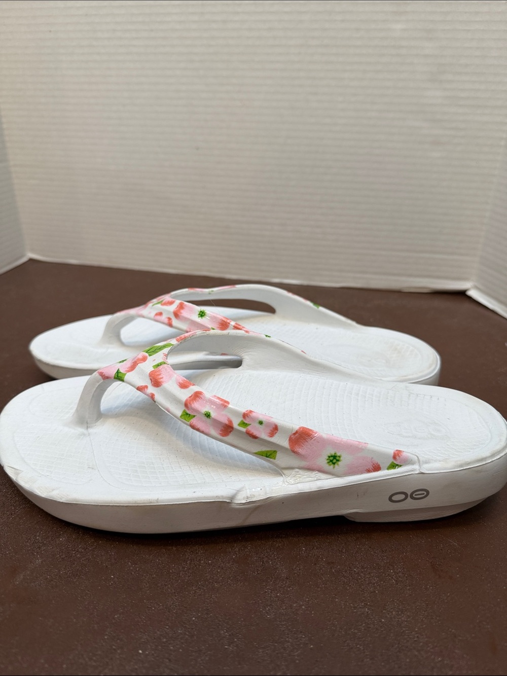 Oofos OOriginal White & pink Floral-Print Women's 10 Flip Flops